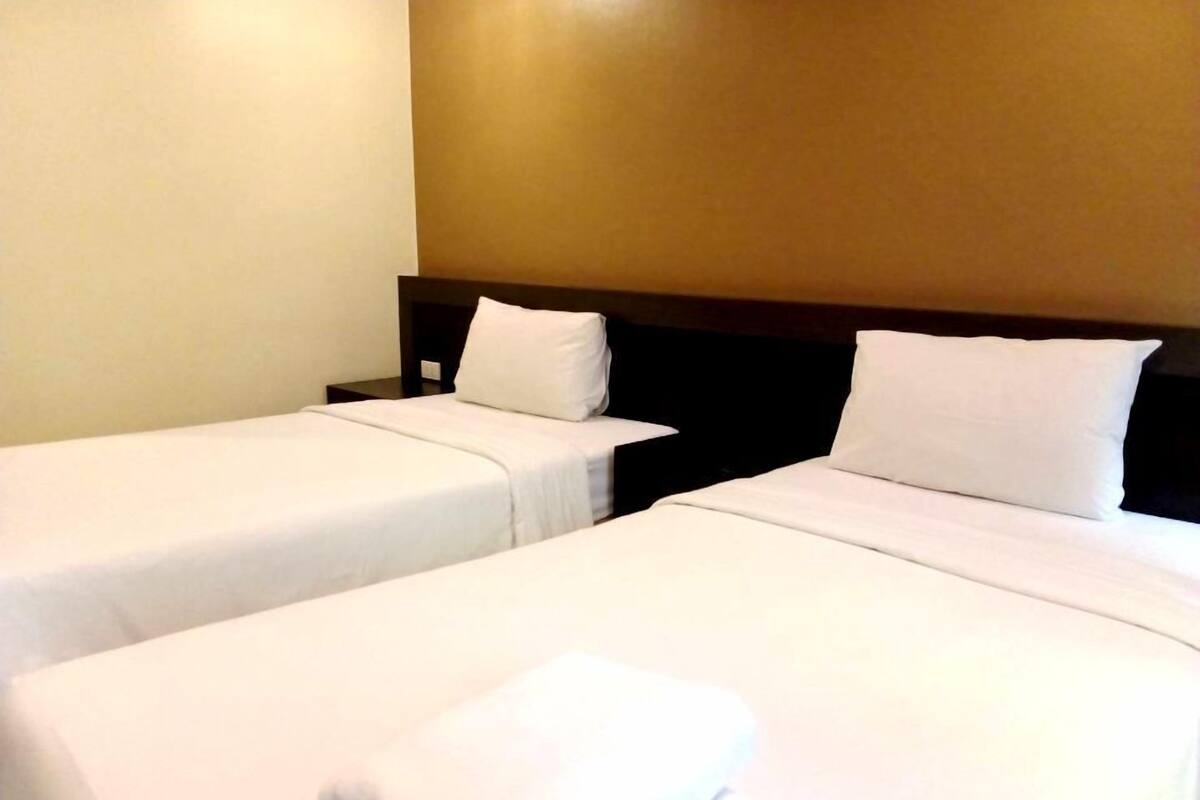Standard Twin Room | Desk, laptop workspace, blackout drapes, free WiFi