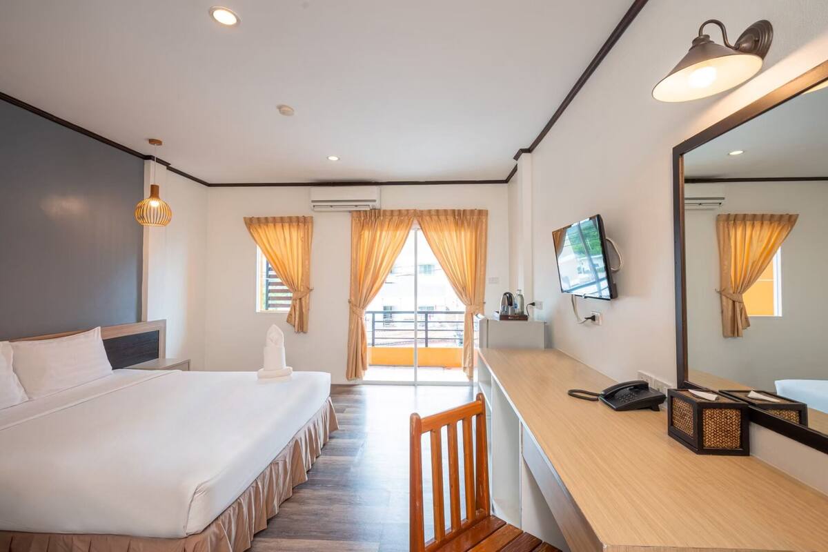 Superior Double Room | Desk, laptop workspace, blackout drapes, WiFi (free)