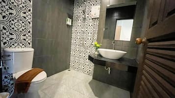Habitación estándar doble | Baño | Ducha y cabezal de ducha tipo lluvia