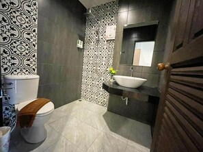 Standard Double Room | Bathroom | Shower, rainfall showerhead, free toiletries, towels - SB Living Place Hotel Phuket Town (Phuket)
