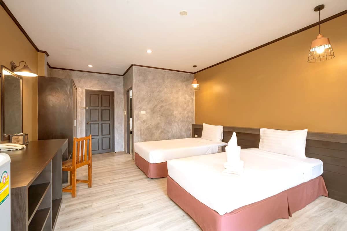 高級雙床房 | 書桌、筆電工作空間、遮光布/窗簾、免費無線上網