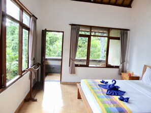 Quarto casal, vista para o jardim | Frigobar, escrivaninha, Wi-Fi de cortesia, roupa de cama