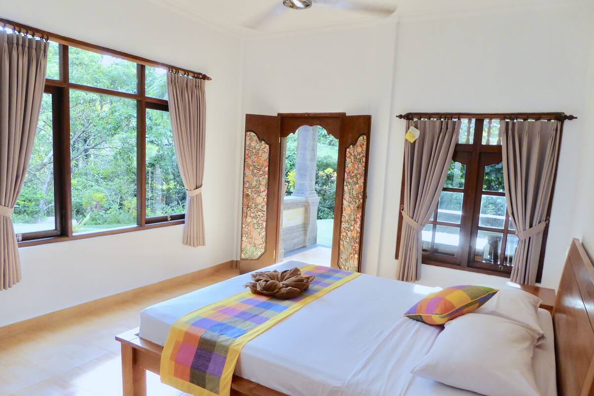 Minibar, desk, free WiFi, bed sheets