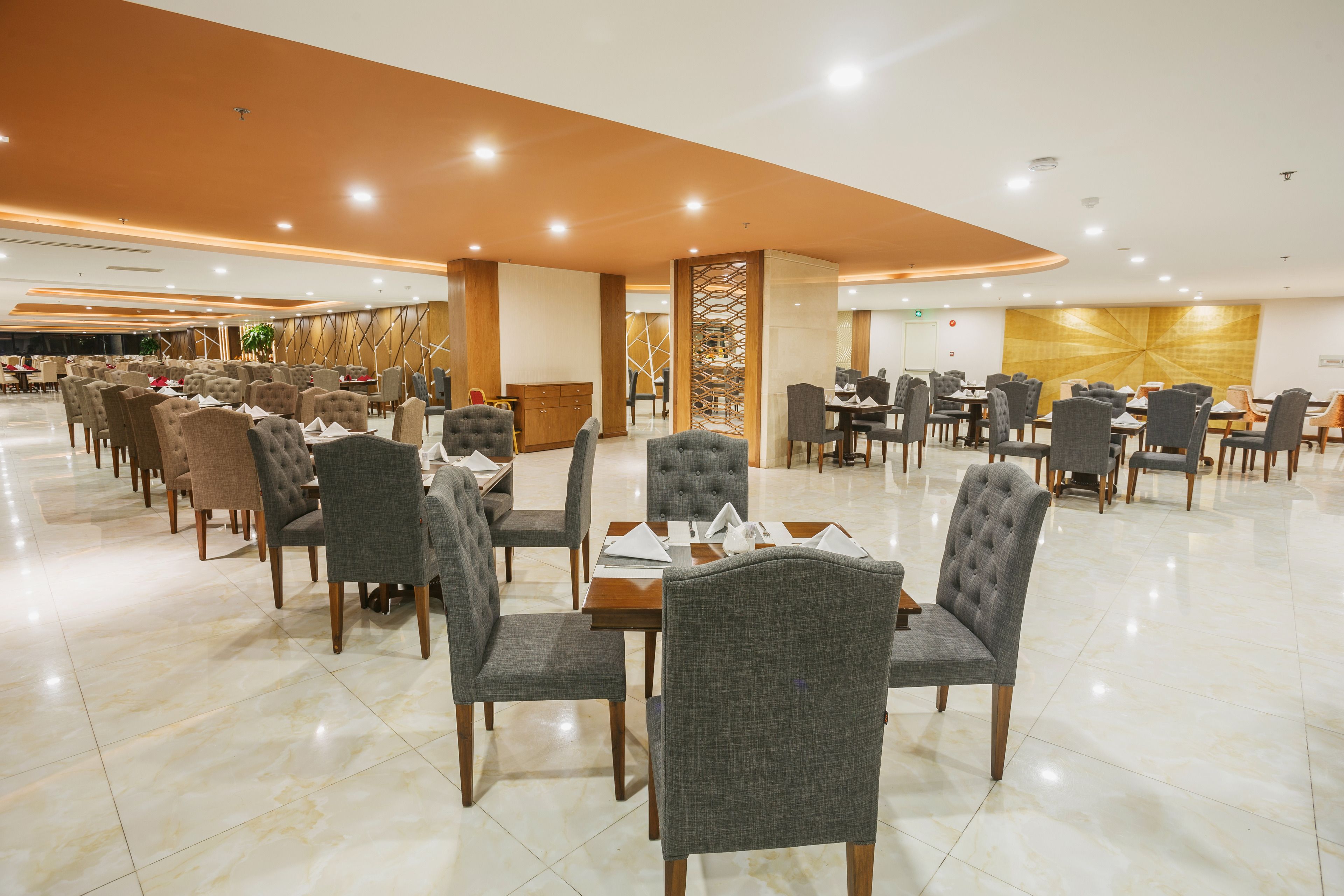 3 من المطاعم، حيث تُقدم وجبات الإفطار، الغداء، العشاء، الأطباق العالمية