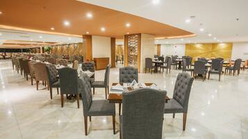 3 restaurants, breakfast, lunch, dinner served; international cuisine