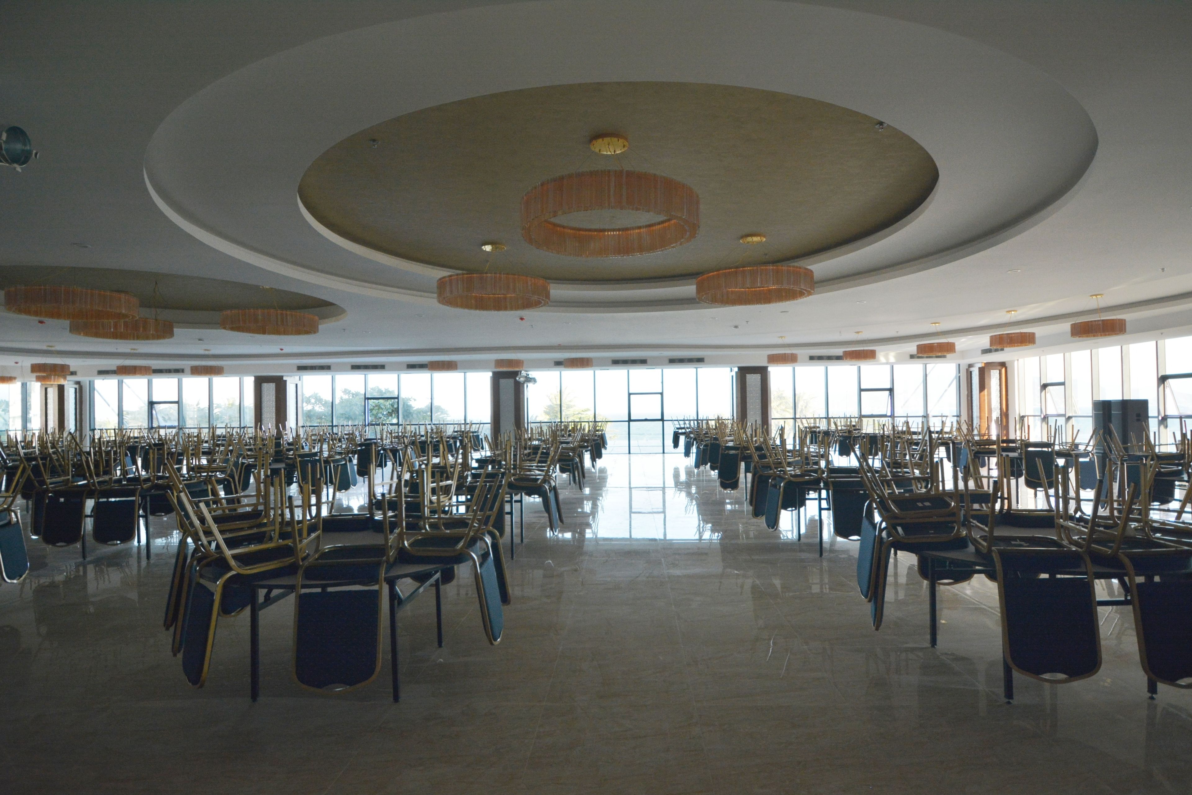 3 restaurants, breakfast, lunch, dinner served; international cuisine