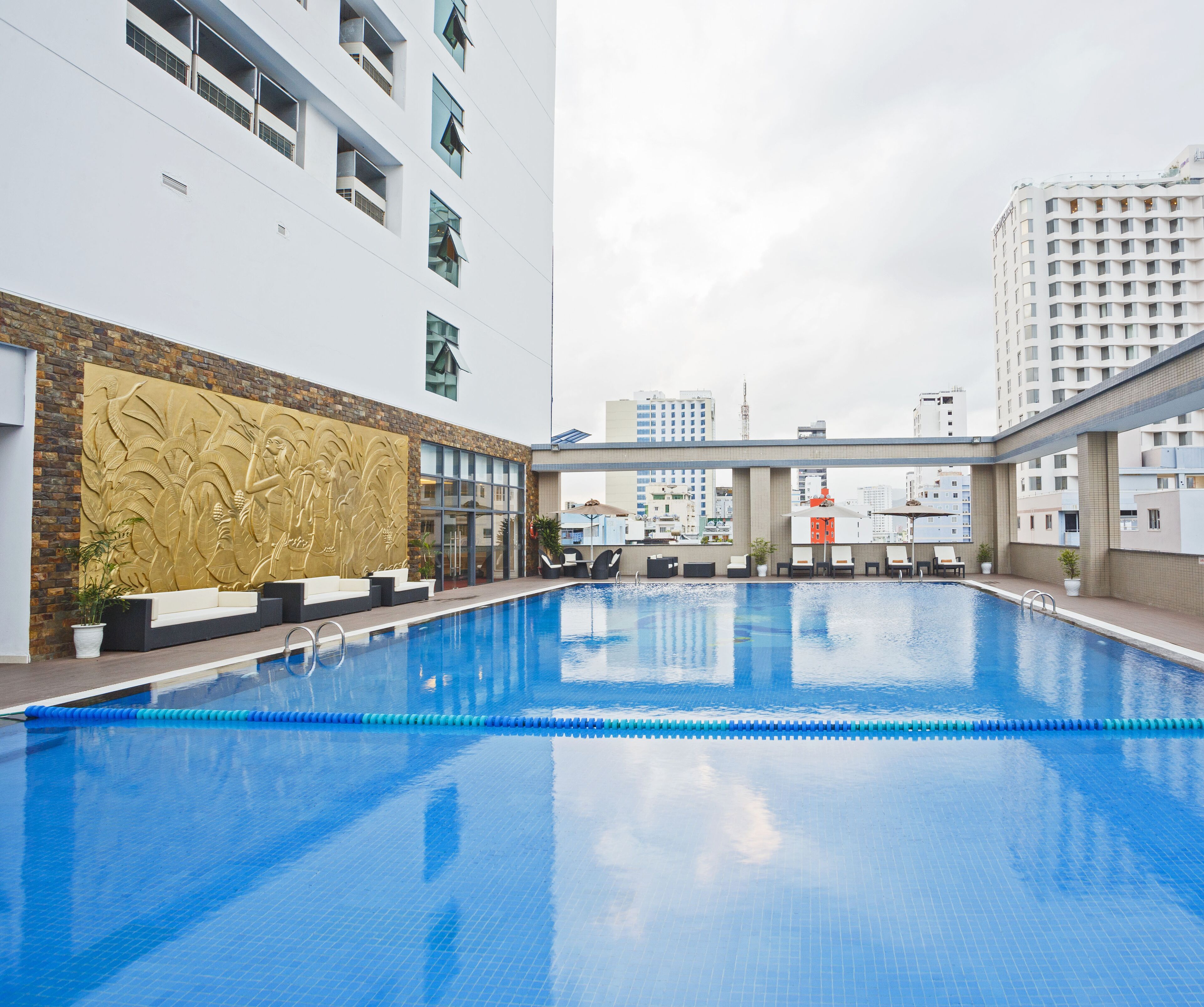 حمّام سباحة خارجي، مظلات على حمّام السباحة، مقاعد للتشمس