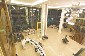 3 restaurants, breakfast, lunch, dinner served; international cuisine