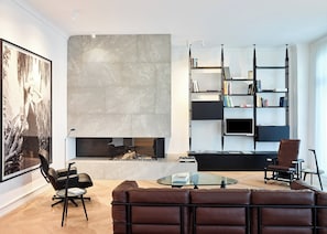 Exclusive House, Annex Building
