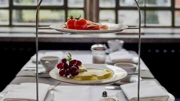 Tägliches kontinentales Frühstück (24 EUR pro Person)