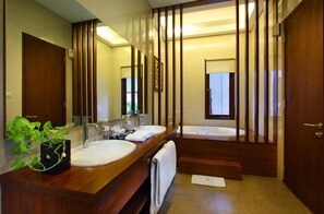 Bathtub dan shower terpisah dan perlengkapan mandi gratis