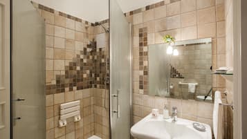 Superior-Doppelzimmer | Badezimmer | Dusche, kostenlose Toilettenartikel, Haartrockner, Hausschuhe