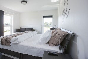 Suite, Bathtub | Desk, soundproofing, free cribs/infant beds, free WiFi