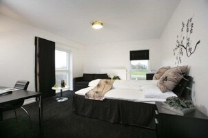 Escritorio, sistema de insonorización, cunas gratuitas y wifi gratis 