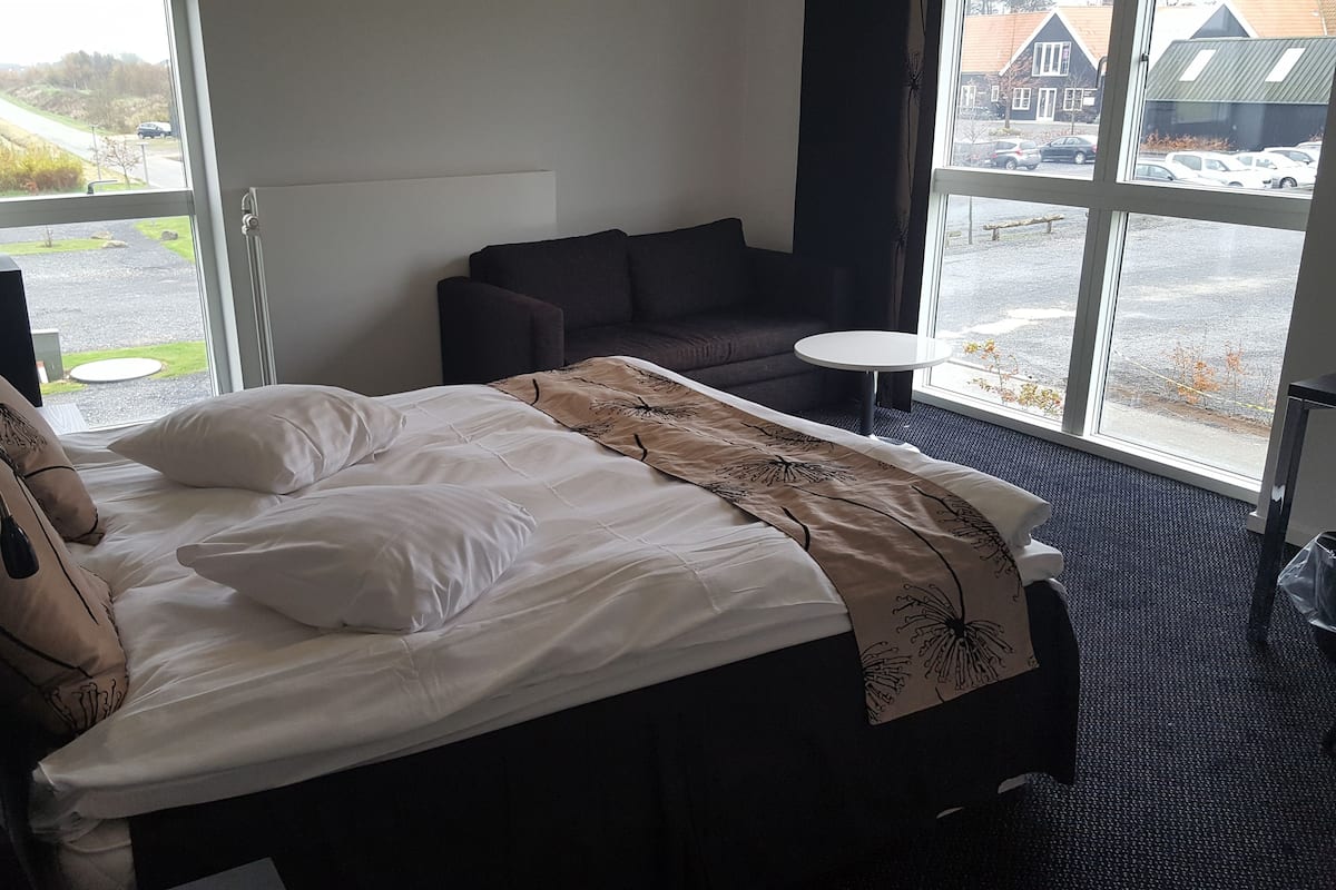 suite, bathtub | 1 bedroom, desk, soundproofing, free cots/infant beds