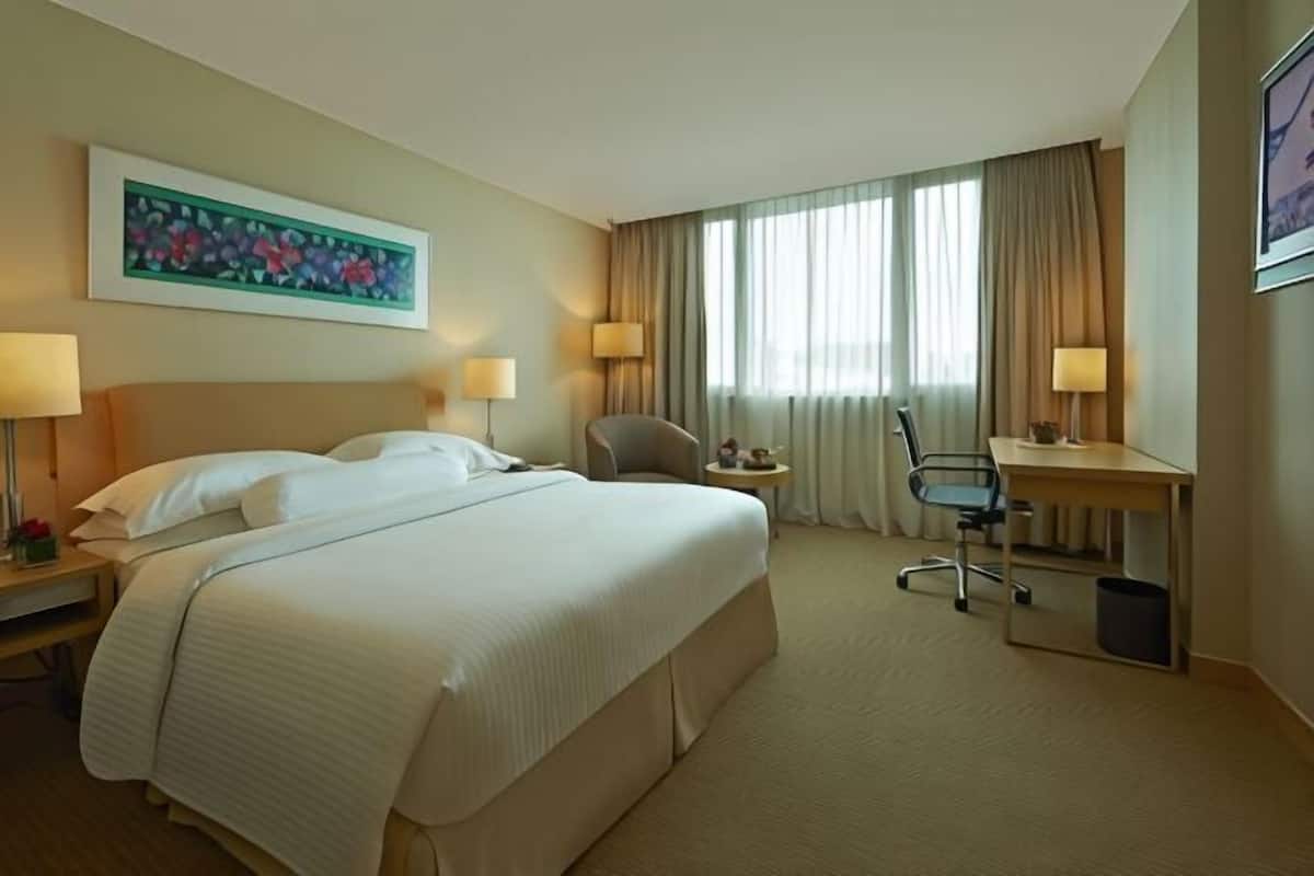 Minibar, in-room safe, desk, iron/ironing board