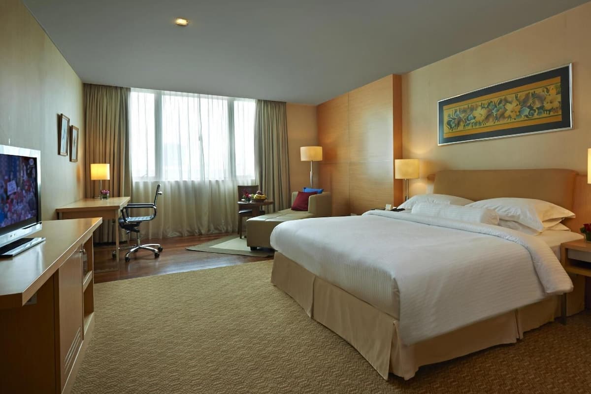 Minibar, in-room safe, desk, iron/ironing board