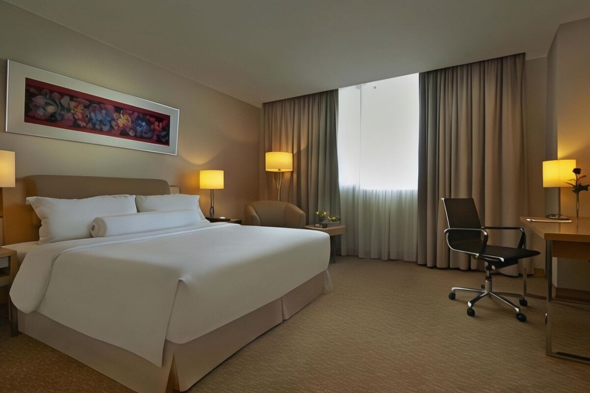 Minibar, in-room safe, desk, iron/ironing board