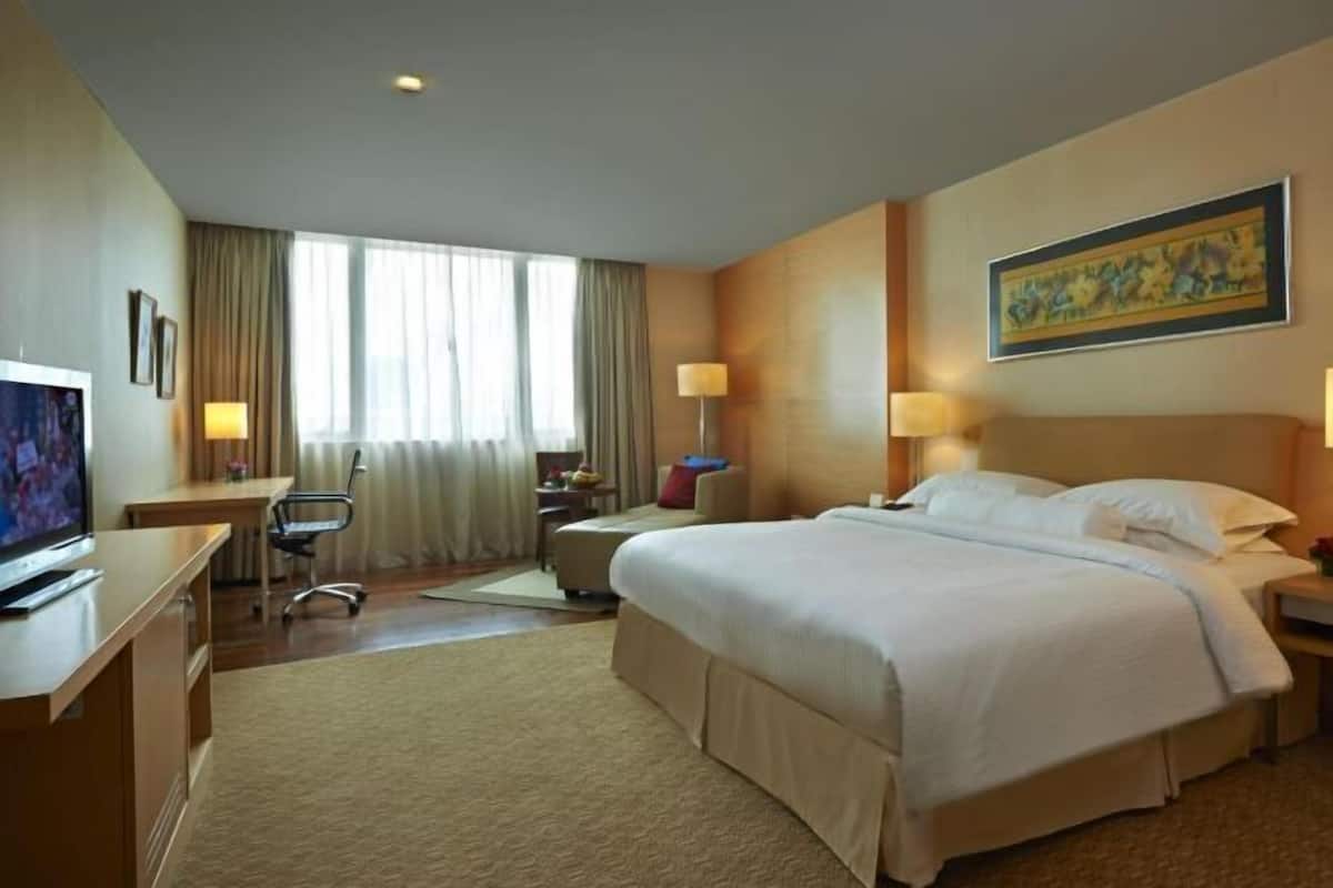 Minibar, in-room safe, desk, iron/ironing board
