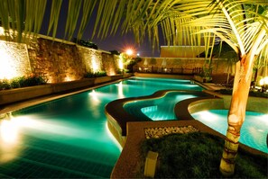 Outdoor pool, pool loungers - Royale Chulan The Curve (Petaling Jaya)