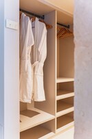 Suite junior, balcón, vistas a la montaña | 1 dormitorio, caja fuerte, escritorio y cortinas opacas