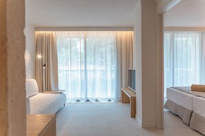 Suite Confort, balcón, vistas a la montaña | 1 dormitorio, caja fuerte, escritorio y cortinas opacas