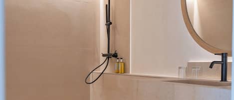 Douche, sĂšche-cheveux, serviettes fournies, savon