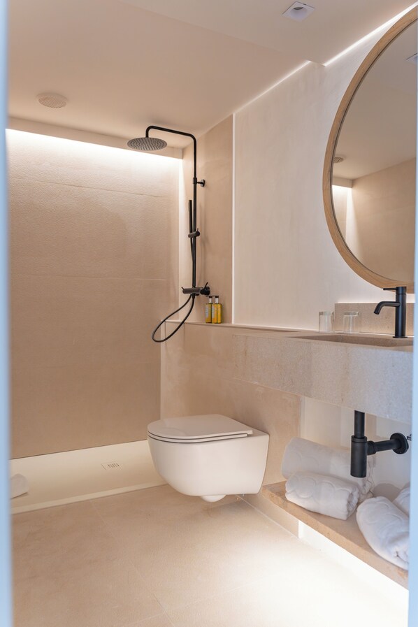Shower, hair dryer, towels, soap - Canyamel Sun Suites Hotel (Capdepera)