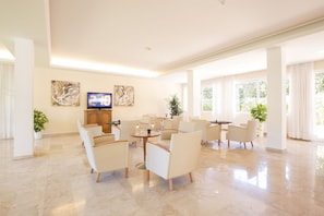 Bar (on property) - Canyamel Sun Aparthotel (Capdepera)