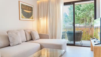 Comfort suite, balkon | Woonruimte | Een flatscreentelevisie
