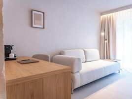 Suite junior, balcón, vistas a la montaña | 1 dormitorio, caja fuerte, escritorio y cortinas opacas