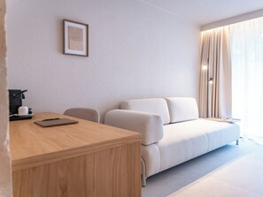 Suite junior, balcón, vistas a la montaña | 1 dormitorio, caja fuerte, escritorio y cortinas opacas