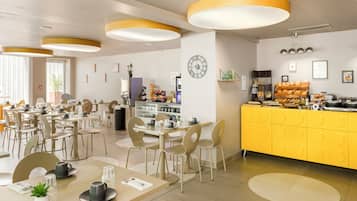 Petit déjeuner buffet (19 EUR par personne)