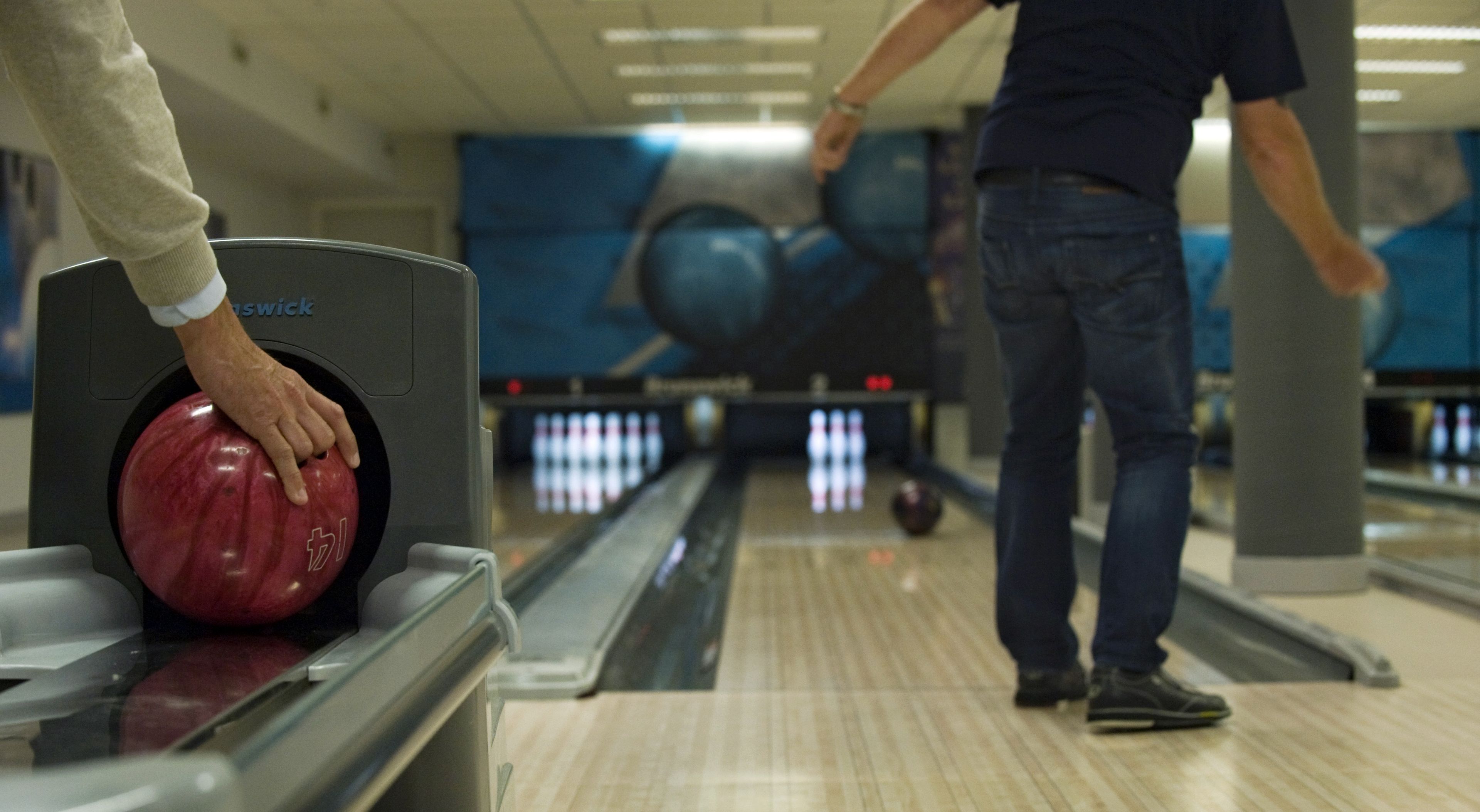 En bowlinghall med banor och bowlingklot.