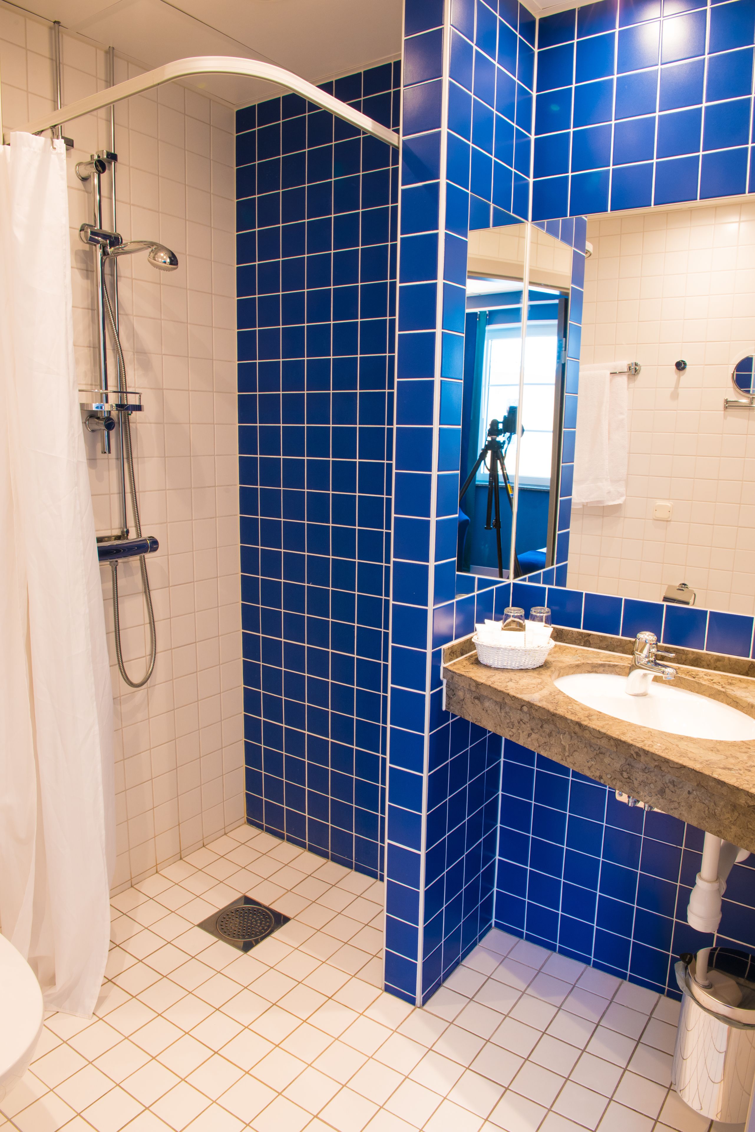 dubbelrum eller enkelrum (150 cm dubbelsäng) | bathroom | shower, hydromassage showerhead, free toiletries, hair dryer