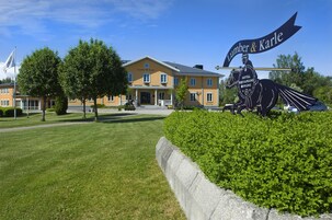 Um hotel chamado Lumber & Karle com uma estátua de um cavaleiro a cavalo.