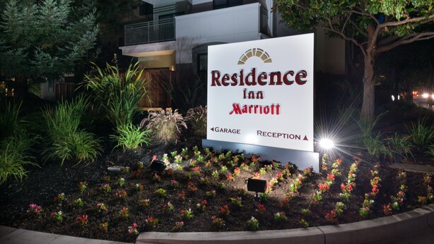 A sign for a Residence Inn Marriott hotel with directions to the garage and reception. - Residence Inn Palo Alto Menlo Park (Menlo Park)