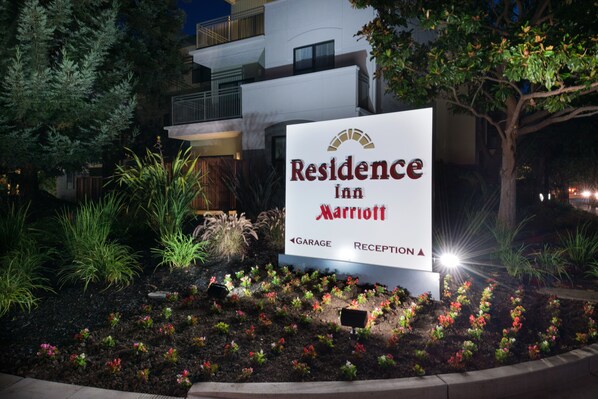 A sign for a Residence Inn Marriott hotel with directions to the garage and reception. - Residence Inn Palo Alto Menlo Park (Menlo Park)