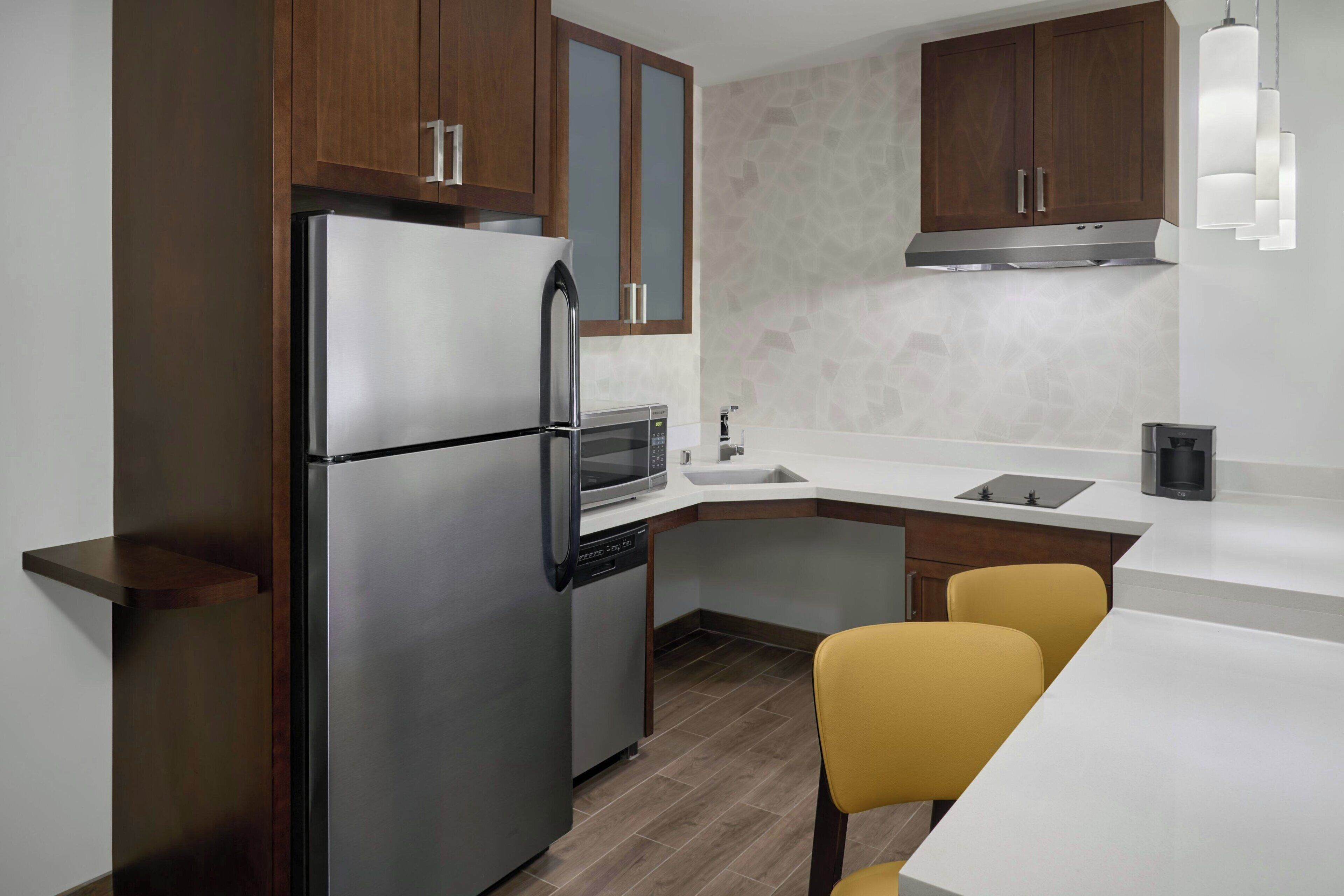 Coffee/tea maker, full-sized fridge, microwave, stovetop