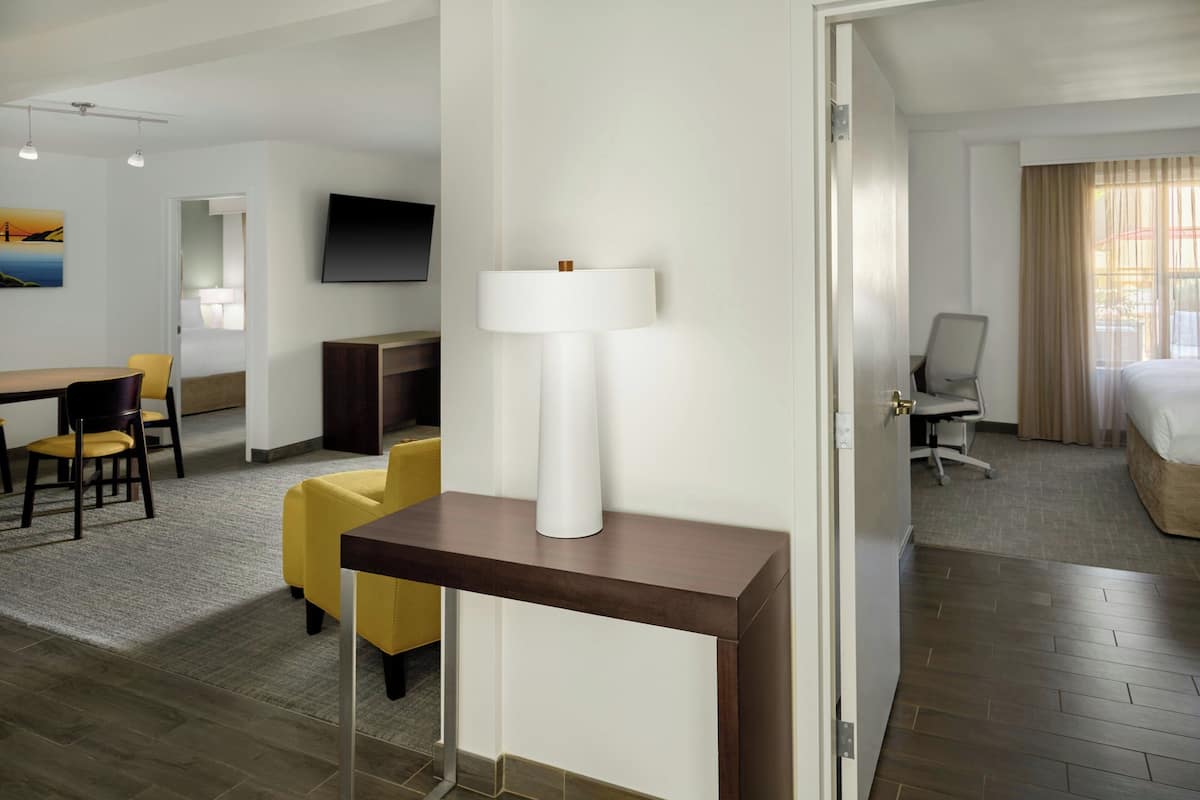 Suite, 2 Schlafzimmer | Zimmersafe, Verdunkelungsvorhänge, Zustellbetten, kostenloses WLAN