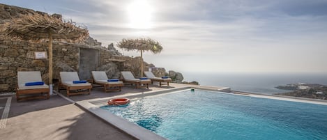 Piscine extérieure (ouverte en saison), chaises longues