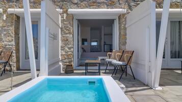 Suite, bubbelbad, uitzicht op zee (Outdoor) | Luxe beddengoed, een kluis op de kamer, individueel gedecoreerd