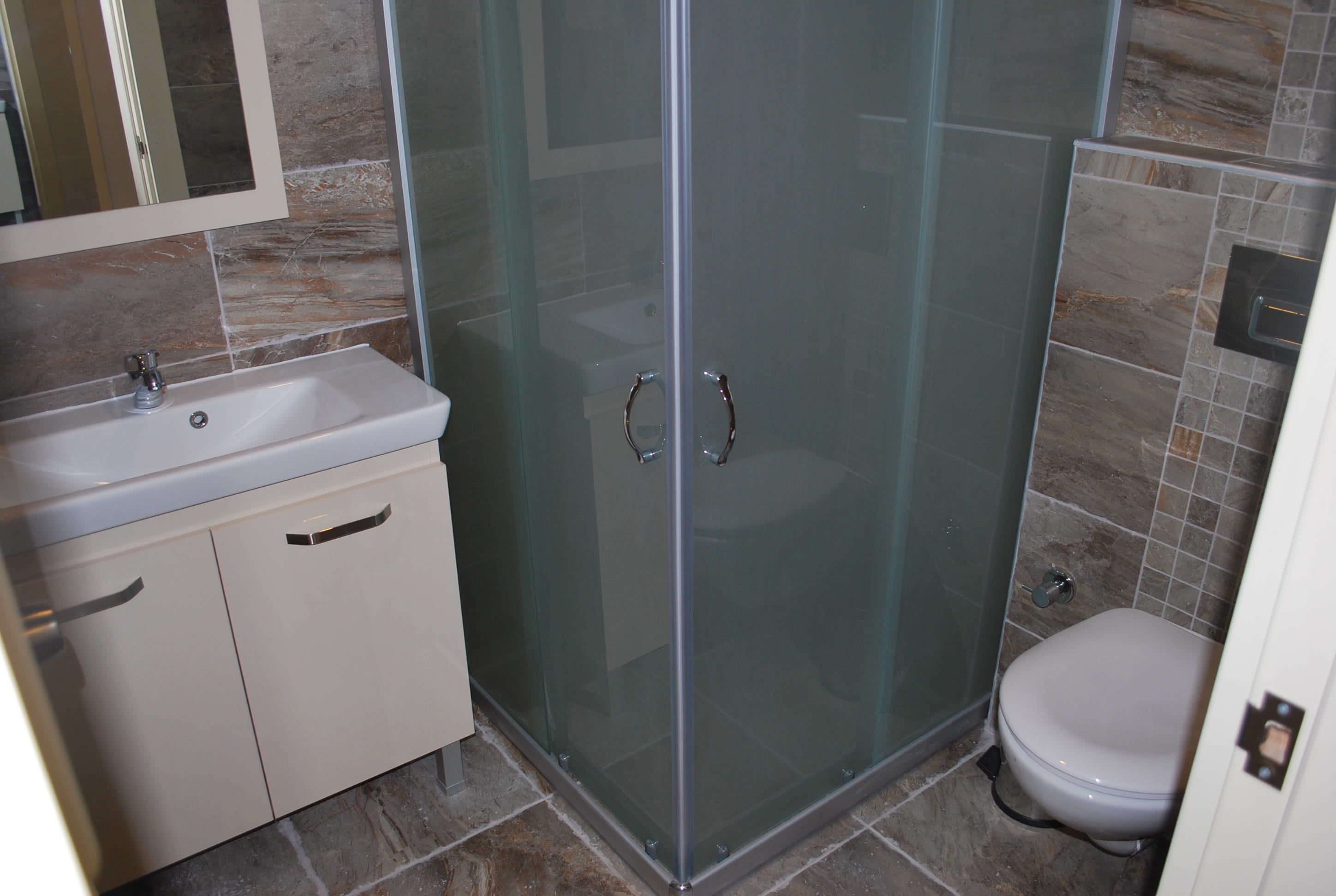 deluxe double room, 1 double or 2 single beds, balcony | bathroom shower