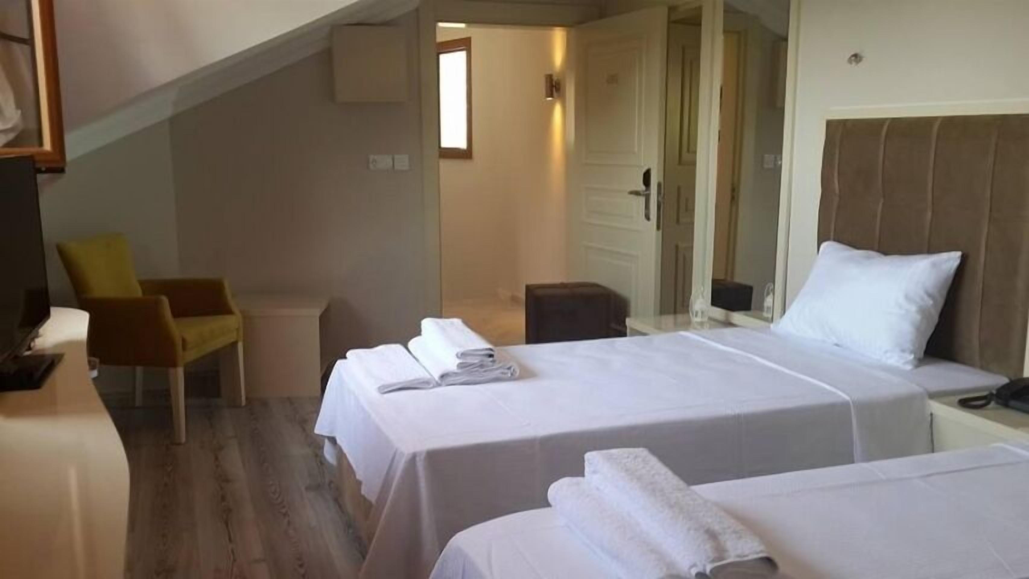 1 bedroom, minibar, individually decorated, desk