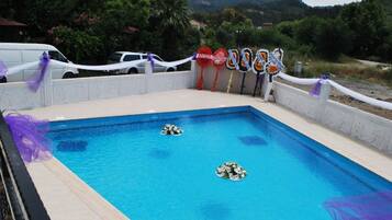 Außenpool (je nach Saison geöffnet), Sonnenschirme, Liegestühle