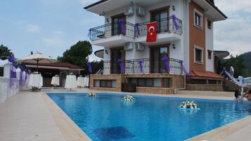 Außenpool (je nach Saison geöffnet), Sonnenschirme, Liegestühle