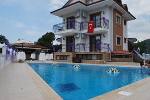 Seasonal outdoor pool, pool umbrellas, sun loungers - Funda Otel Gocek (Fethiye)