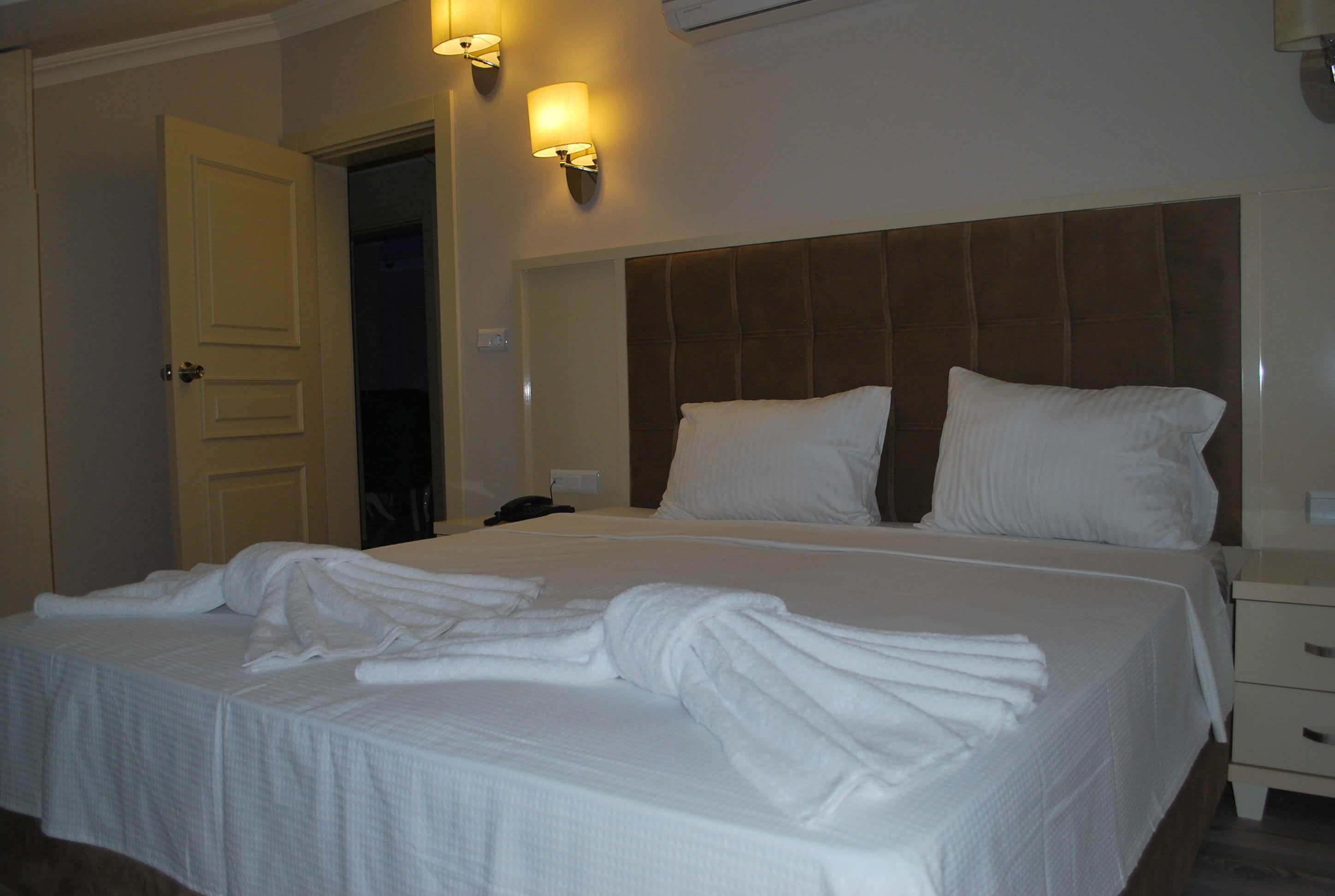 deluxe double room, 1 double or 2 single beds, balcony | 1 bedroom, minibar, individually decorated, desk