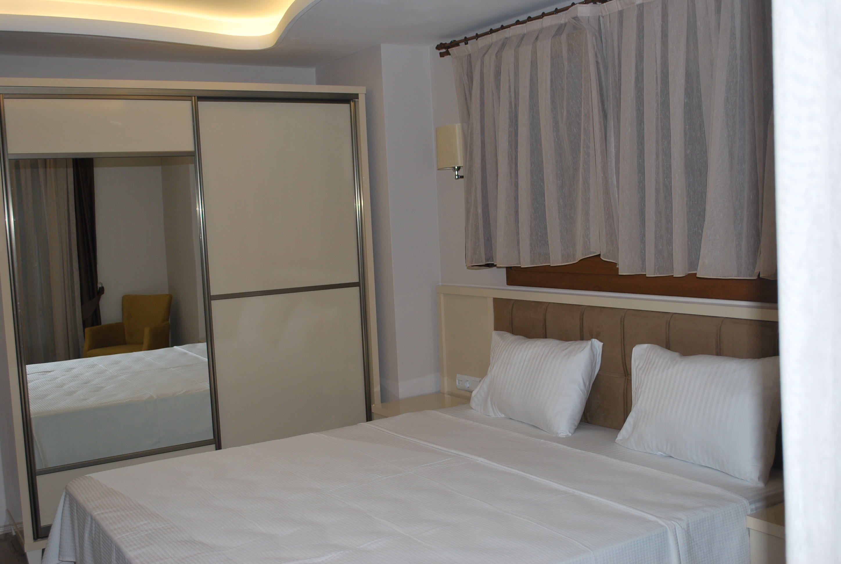 deluxe double room, 1 double or 2 single beds, balcony | 1 bedroom, minibar, individually decorated, desk