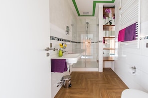 Shower, hair dryer, towels - Hotel Weitblick (Bielefeld)
